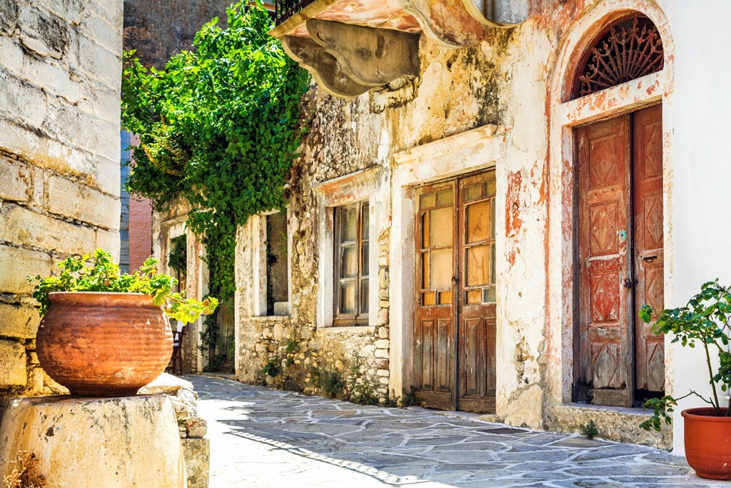 Rustig steegje met traditionele huizen en houten deuren op Naxos, Griekenland.