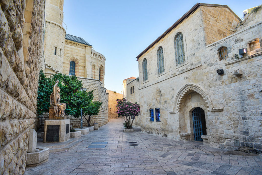 Rustig straatje met oude stenen gebouwen in de oude stad van Jeruzalem, Israël.