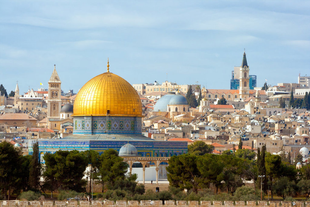 Rotskoepel in Jeruzalem met de gouden koepel en skyline van de oude stad.