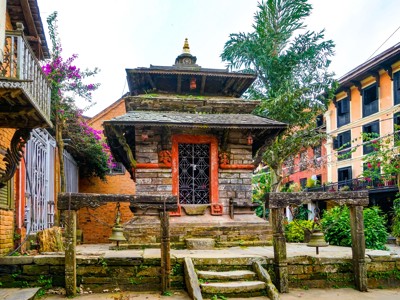 Traditionele tempel met klokken in een oud stadsplein in Nepal, Route Nepal Annapurna.