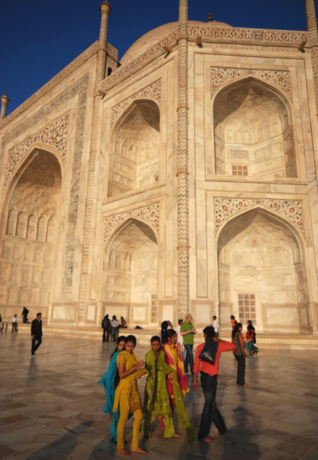 Bezoekers bij de Taj Mahal in Agra tijdens een groepsrondreis door Noord-India en Nepal.