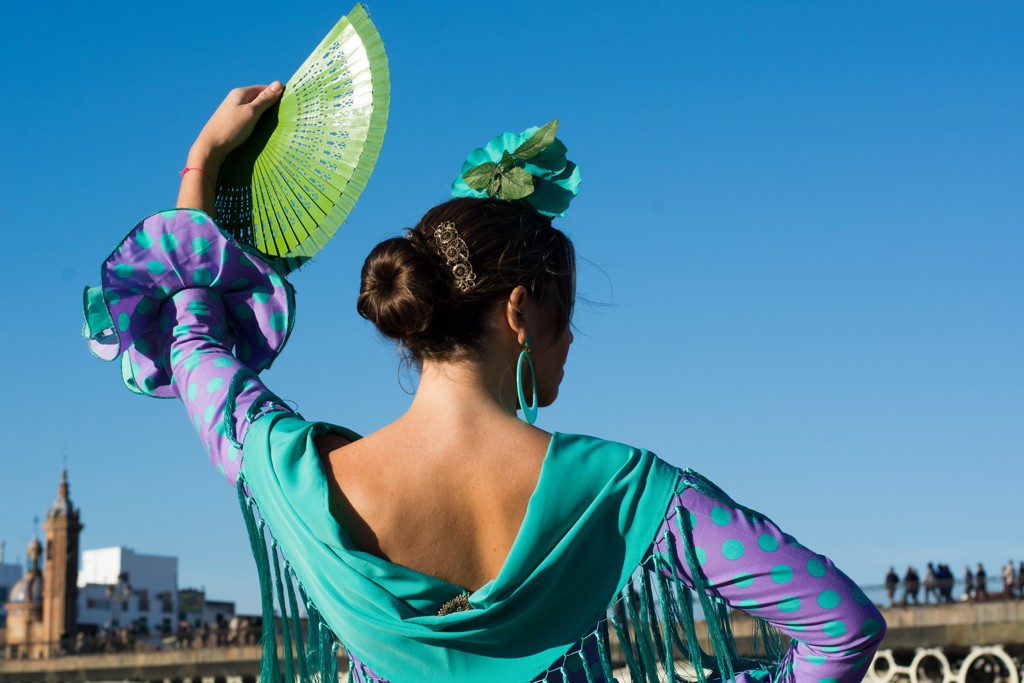 Flamencodanseres in kleurrijke jurk met waaier in Sevilla, Andalusië.