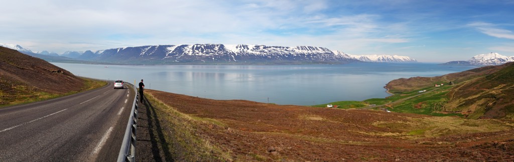 Panoramisch uitzicht over een fjord met besneeuwde bergen langs de Ring Road in IJsland.