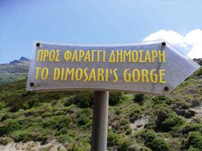 Wegwijzer naar Dimosari’s Gorge op Evia, Griekenland.