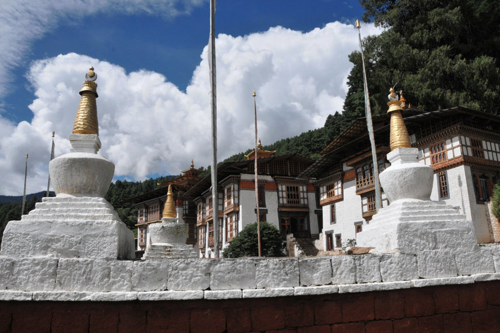 Witte stupa’s met gouden toppen bij een klooster in Bhutan, tijdens de groepsrondreis Sikkim en Bhutan.