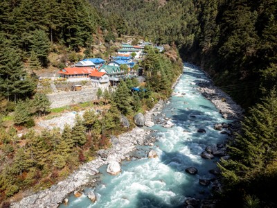 Kleurrijke lodges in het dorp Phakding aan de Dudh Kosi-rivier op de Route Nepal Everest Base Camp.