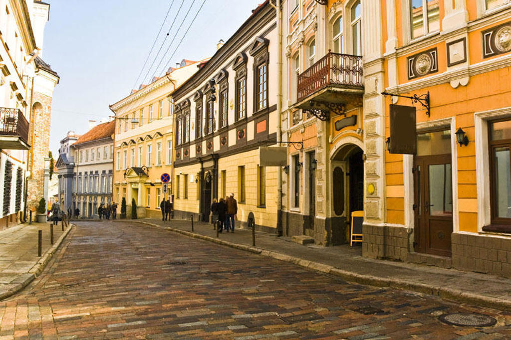 Geplaveide straat met kleurrijke historische gevels in Tallinn, onderdeel van familiereis Polen en Baltische Staten.