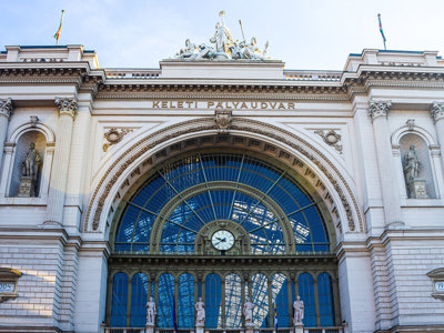 Gevel van station Keleti pályaudvar in Boedapest, vertrekpunt van de Oriënt Express naar Istanbul.