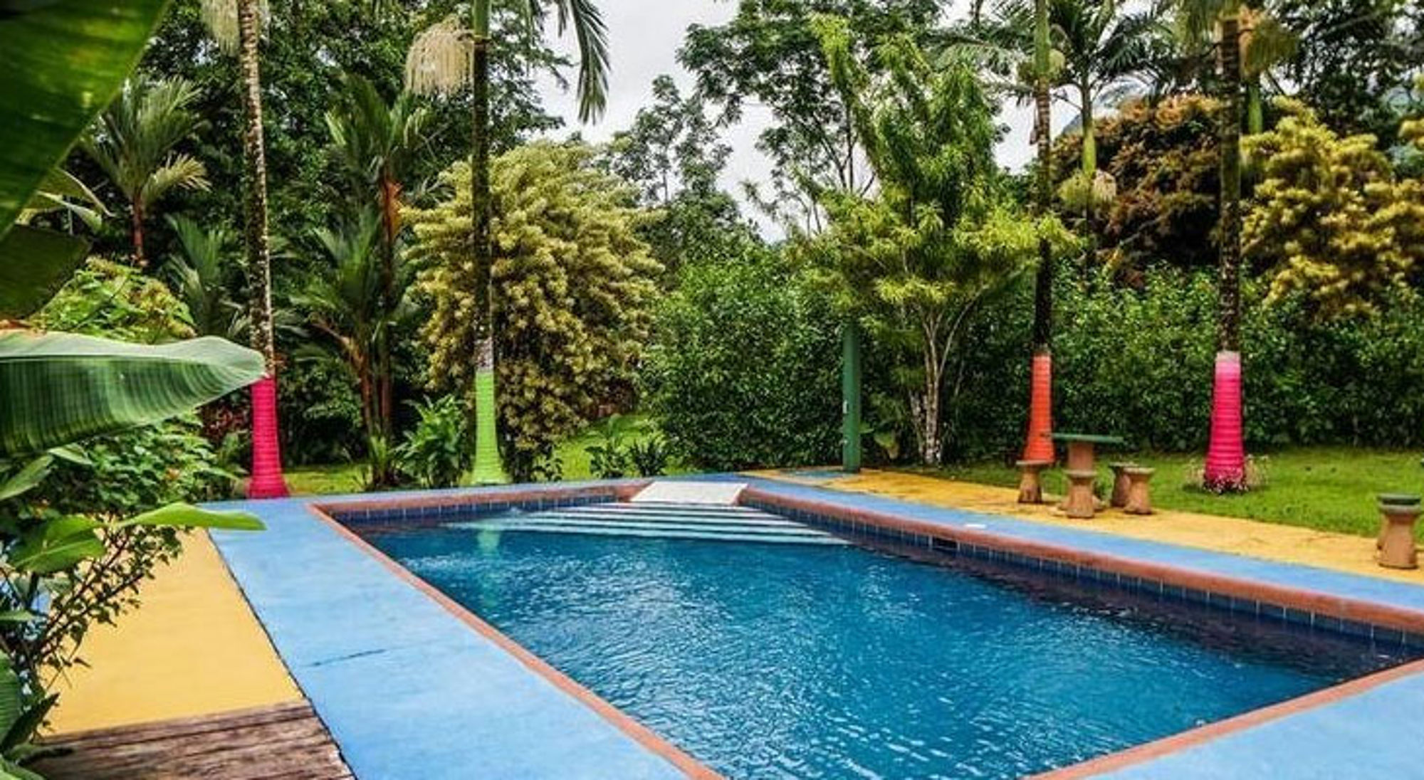 La Fortuna accommodatie Zwembad in tropische tuin tussen palmbomen in Costa Rica.