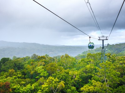 Kabelbaan boven het regenwoud van Kuranda National Park bij Cairns, Australië.