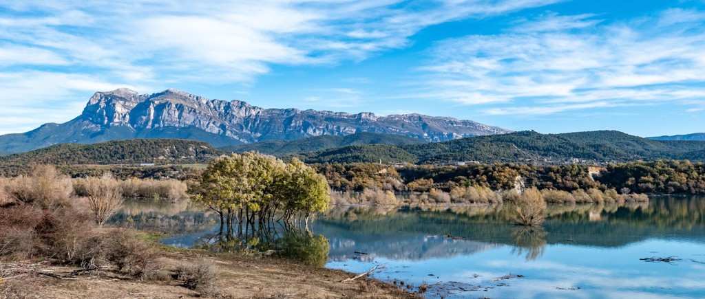 Berglandschap in Aragón met meer en bosrand langs de Río Cinca, Spanje.