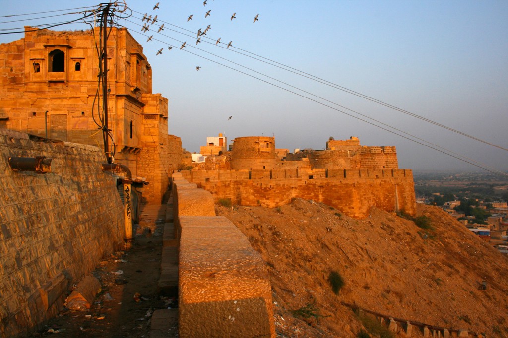 Gouden zandstenen fort in Jaisalmer bij zonsondergang, tijdens groepsrondreis Noord-India en Nepal.