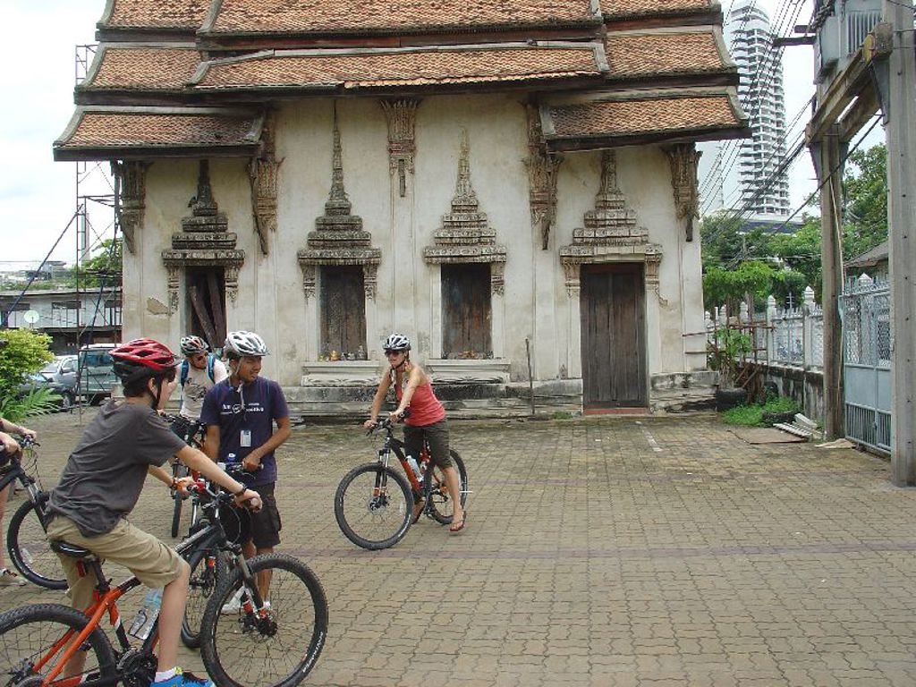Fietstocht tijdens groepsrondreis Thailand langs een historische tempel in de stad.