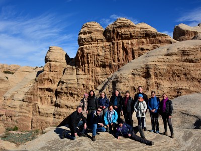 Groepsfoto bij rotsformaties in Wadi Rum tijdens de 15-daagse route Jordanië en Israël.