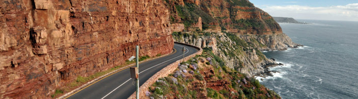 Chapman’s Peak Drive langs steile kliffen met uitzicht op de Atlantische Oceaan bij Kaapstad.