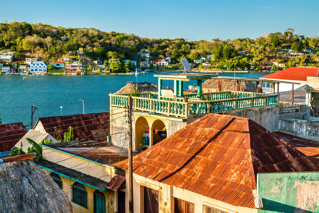 Uitzicht over het meer van Atitlán met kleurrijke huizen en groene heuvels in Guatemala.