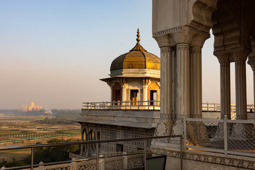 Uitzicht vanaf Agra Fort met de Taj Mahal in de verte tijdens groepsrondreis Noord-India Hoogtepunten.
