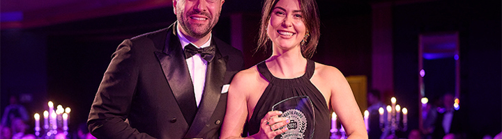 Sawadee ontvangt Vakantie Award  voor beste groepsreizen, met prijsuitreiking op gala.
