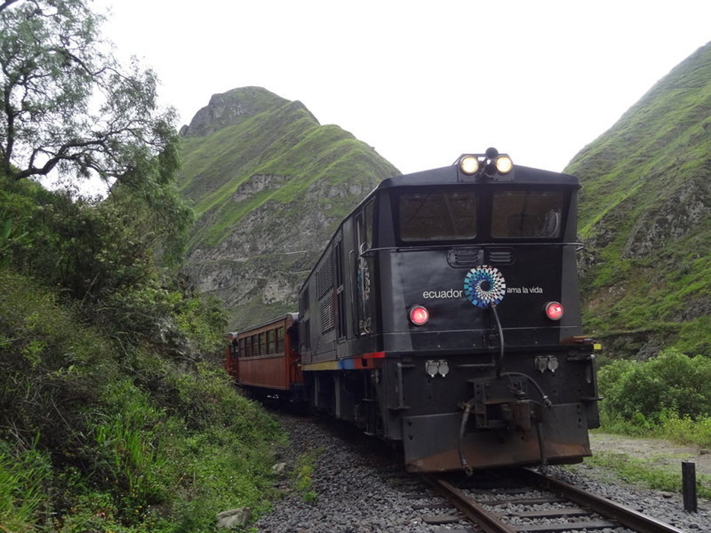 Trein door groen berglandschap in Ecuador, onderdeel van groepsrondreis Ecuador & Galapagos.