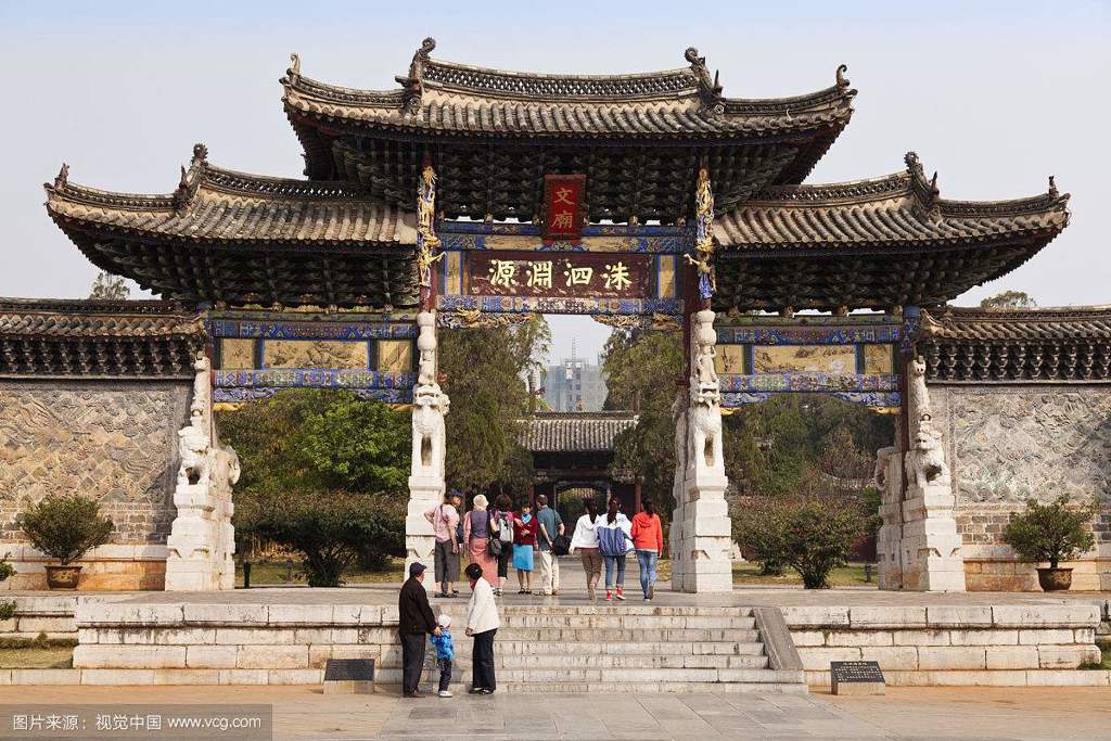 Traditionele Chinese tempelpoort met bezoekers tijdens groepsrondreis China & Vietnam.