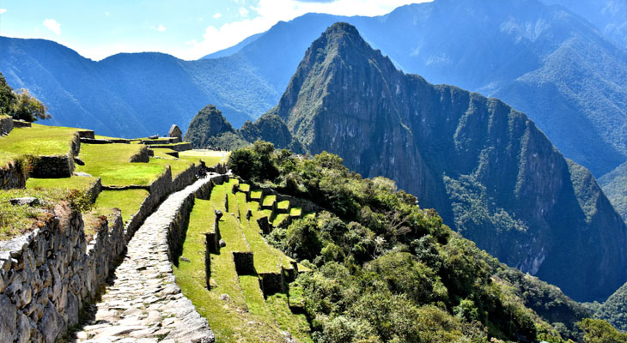 Uitzicht op Machu Picchu met stenen terrassen en de Huayna Picchu-berg in Peru.
