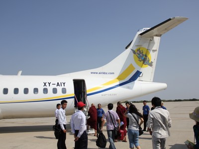 Passagiers stappen in op een binnenlandse vlucht in Myanmar tijdens de 25-daagse Route Birma/Myanmar reis.