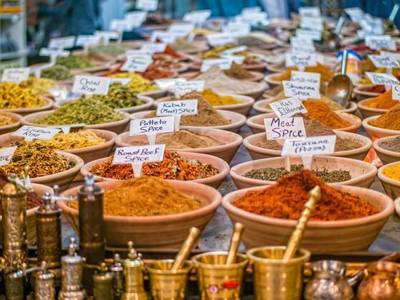 Kruiden en specerijen in houten schalen op een markt in Jordanië of Israël tijdens de 15-daagse route.