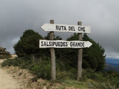 Wegwijzer met “Ruta del Che” en “Salsipuedes Grande” langs een bergweg op de route Bolivia en Chili.