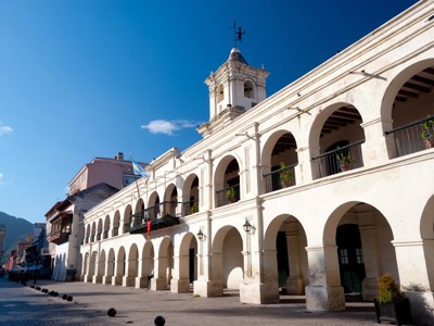 Wit  gebouw met bogen en klokkentoren op het centrale plein van Salta, Route Argentinië.