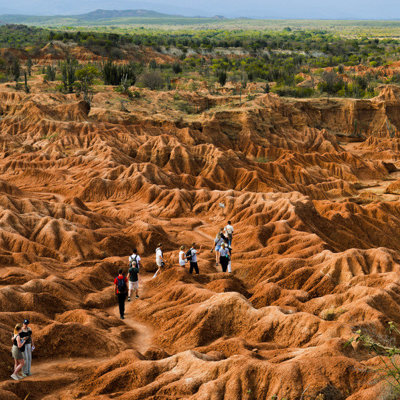 22-35ers wandelen door de Tatacoa-woestijn in Colombia, met grillige rotsformaties en uitzicht op de vallei.