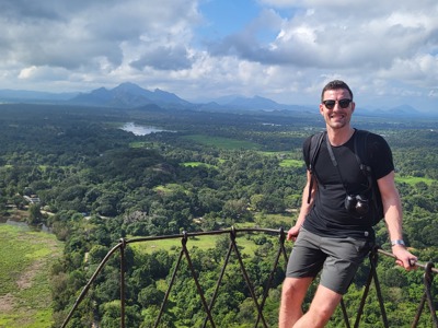 Uitzicht vanaf de Leeuwenrots in Sigiriya over de groene jungle en bergen in Sri Lanka.