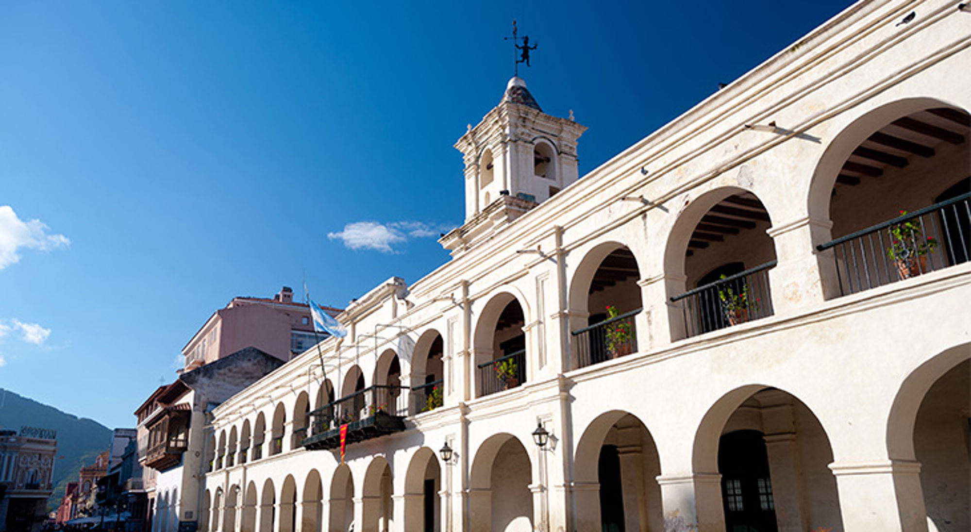 White building Salta Witte koloniale cabildo met bogen en klokkentoren op het centrale plein van Salta, Argentinië.