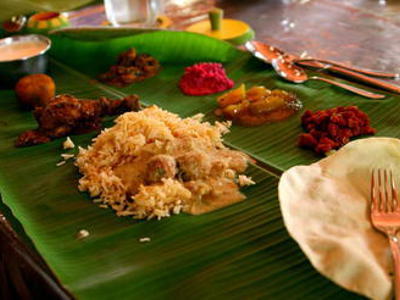 Zuid-Indiaas diner op bananenblad met rijst, curry en bijgerechten tijdens de route Zuid-India (18 dagen).