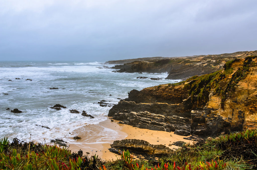 Rotsachtige kust en strand aan de Costa Vicentina in Alentejo en Algarve, Portugal.