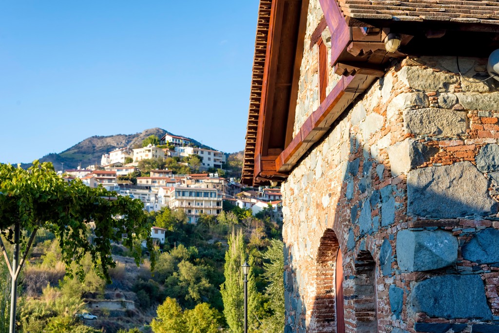 Traditioneel stenen huis met uitzicht op een bergdorp op Cyprus tijdens een korte familiereis.