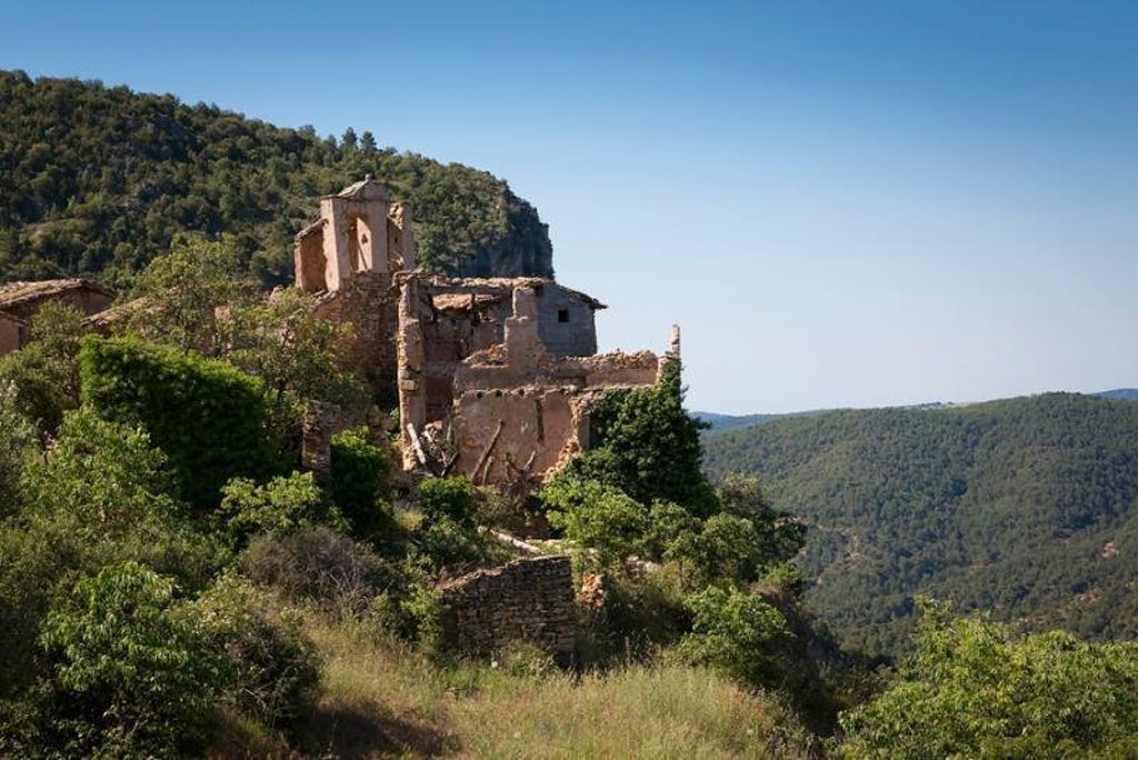 Raften met helm op de Rio Cinca tijdens een familiereis in Aragón, Spanje.