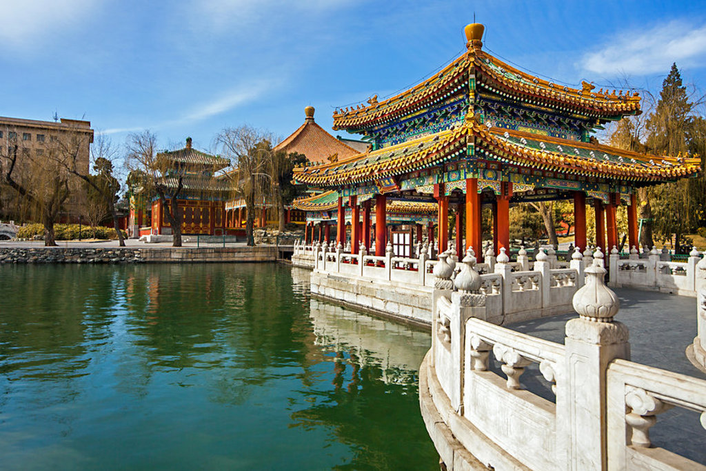 Traditioneel Chinees paviljoen aan het water in Beijing, onderdeel van de groepsrondreis China route.
