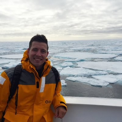 Groepsrondreis Spitsbergen: expeditieschip vaart tussen fjorden en gletsjers in het Arctische landschap.