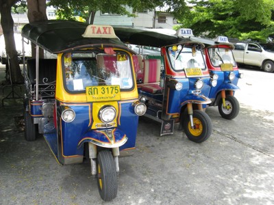Kleurrijke tuktuks als taxi in Thailand, onderdeel van de route Thailand Noord en Zuid.