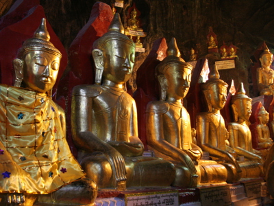Gouden Boeddhabeelden in een grot bij Pindaya, Myanmar.
