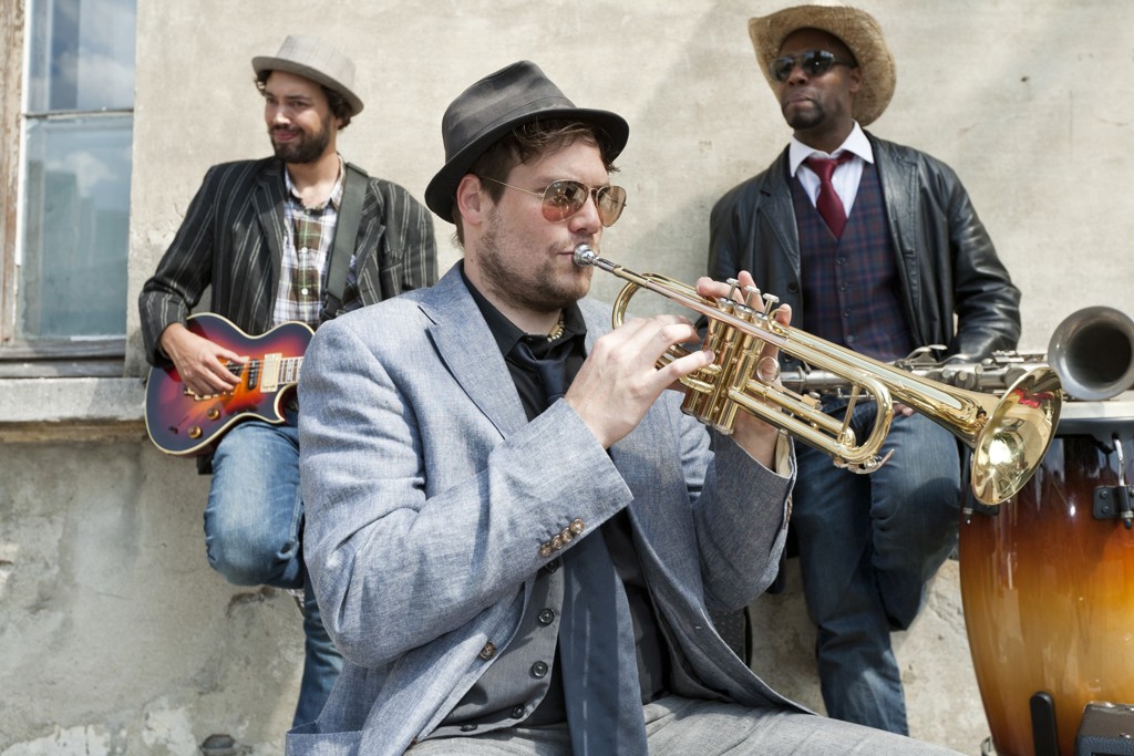 Jazzmuzikanten spelen trompet en gitaar in New Orleans tijdens groepsrondreis door de Verenigde Staten.