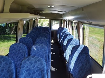 Campervan rijdt over een weg in Australië, vervoer tijdens een rondreis door Australië en Nieuw-Zeeland.
