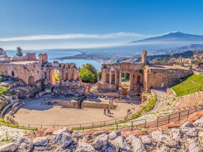 Oud Grieks theater van Taormina met uitzicht op de kust en de Etna op Sicilië.