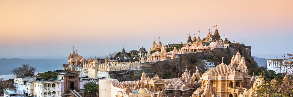 Jain-tempelcomplex op de heuvel bij Palitana, Gujarat, India, bij zonsondergang.