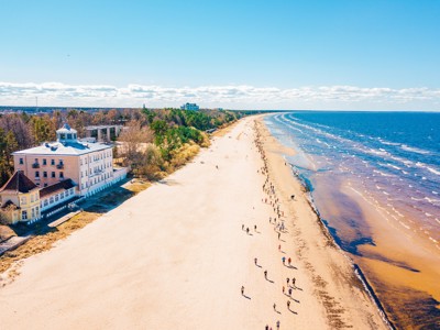 Lange zandstrandboulevard langs de Oostzee bij Jūrmala, Letland, tijdens de Route Baltische Staten.