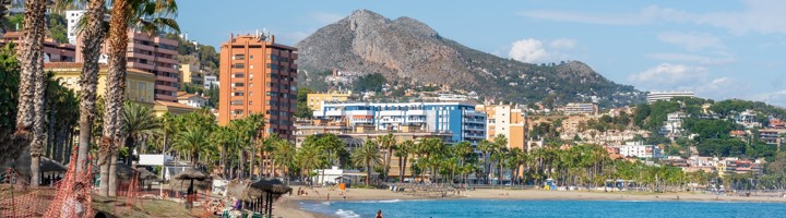 Strand van Malaga met palmbomen, boulevard en uitzicht op de bergen aan de Costa del Sol.