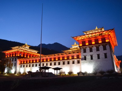 Verlicht Tashichho Dzong in Thimphu, Bhutan, bij avond tijdens de route Sikkim en Bhutan.