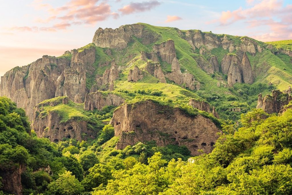 Uitzicht op berglandschap tijdens groepsrondreis Armenië en Georgië.