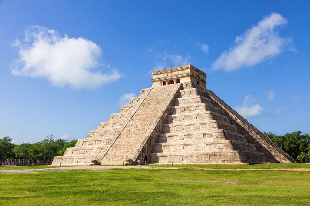 Piramide El Castillo in Chichén Itzá tijdens groepsrondreis Mexico.