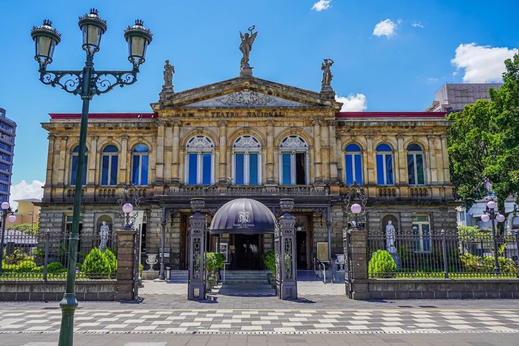 Traditioneel Costa Ricaans gebouw met veranda en palmbomen tijdens groepsrondreis Costa Rica.